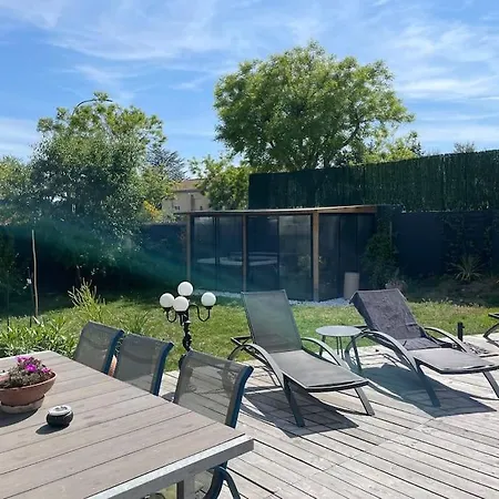 Avec Piscine Et Jacuzzi, A Centre !