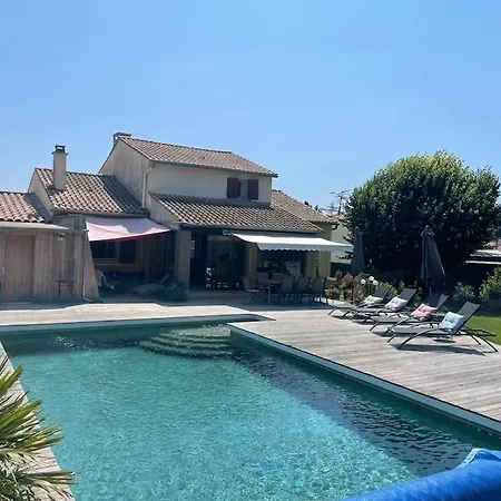 Piscine, & Petanque A Centre !