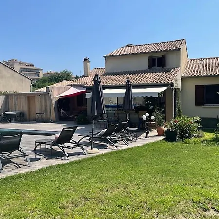 Avec Piscine Et Jacuzzi, A Centre ! Villa *