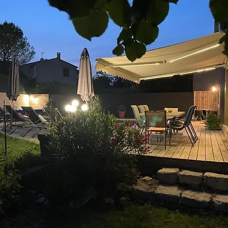 Piscine, & Petanque A Centre ! Uzes